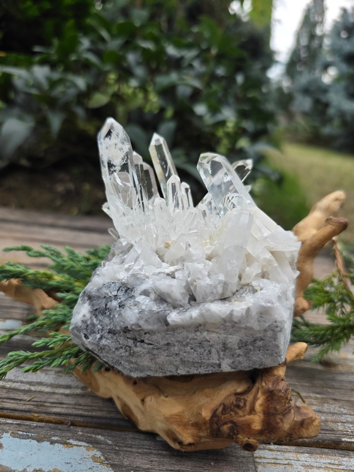 コロンビア水晶｜結晶が寄り添う澄み | 日賀 Nichika｜祈りを込めた