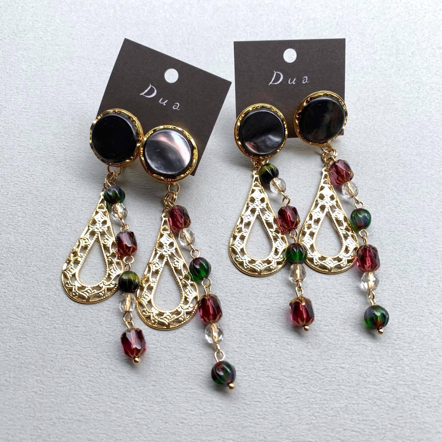 フランスボタンと真鍮チャーム×チェコビーズの〈ピアス/イヤリング
