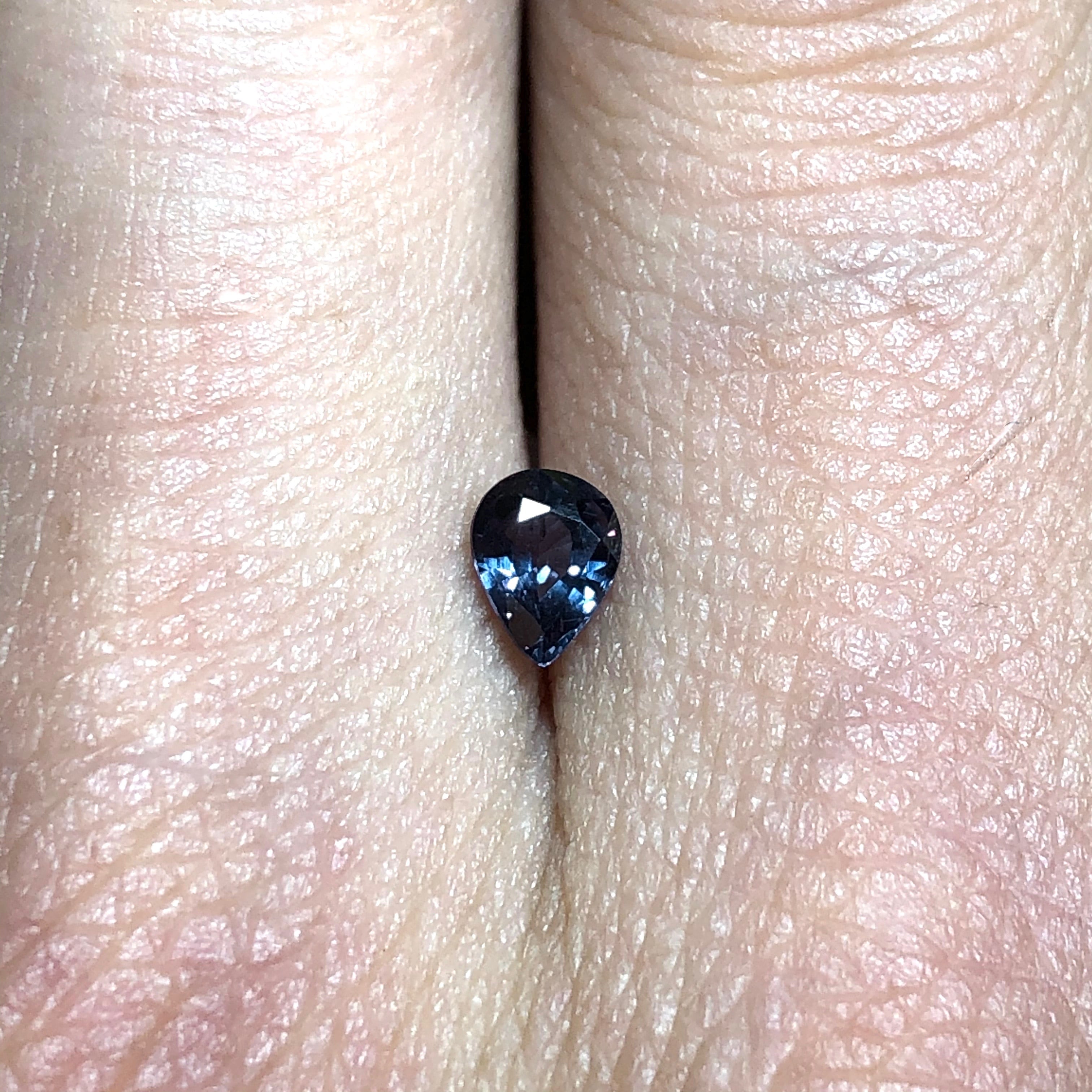 蠱惑のベキリーブルー 0.47ct 天然 ベキリーブルーガーネット 蠱惑のベキリーブルー 0.47ct 天然 ベキリーブルーガーネット