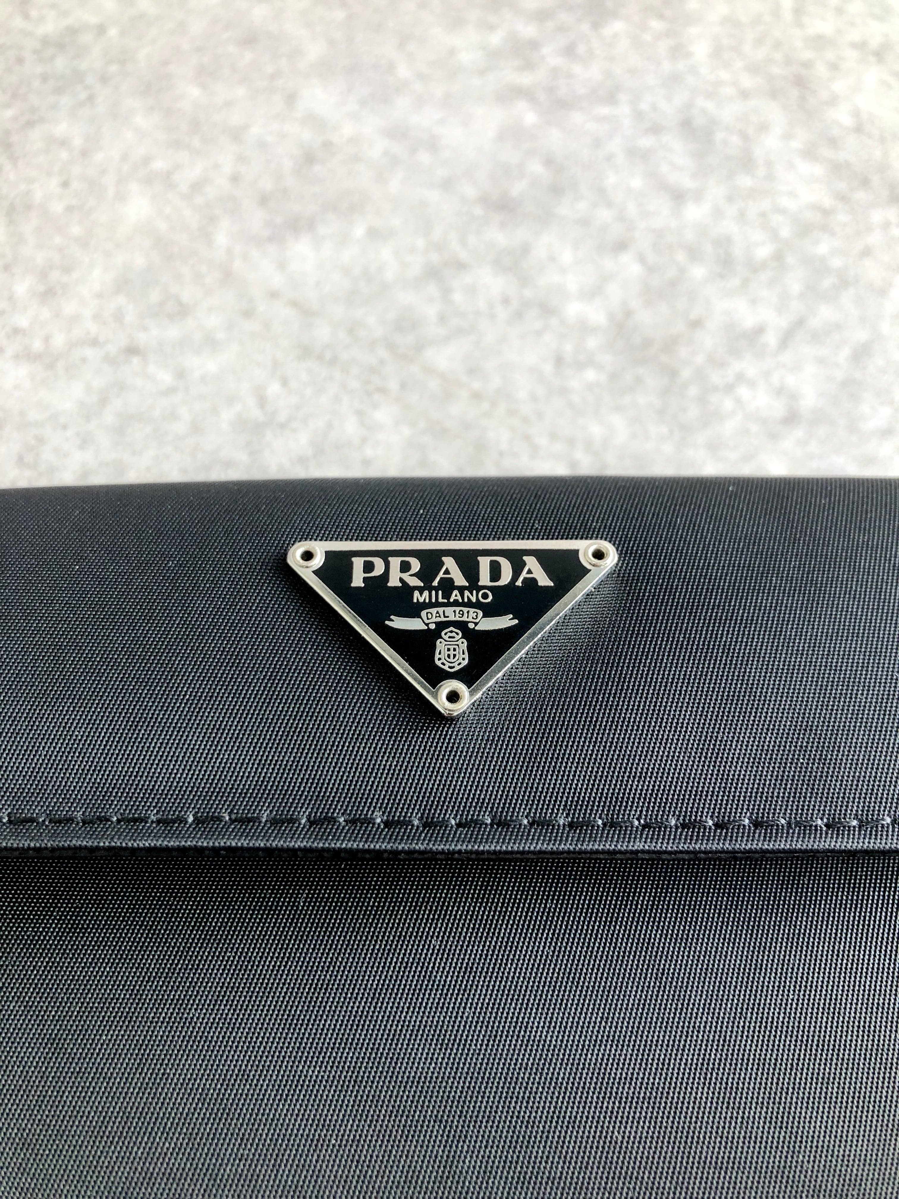 ◎プラダ　折財布　財布　ナイロン　トライアングルロゴ　サフィアーノ　ブラック PRADA プラダ トライアングルロゴ 財布 ブラック ナイロン