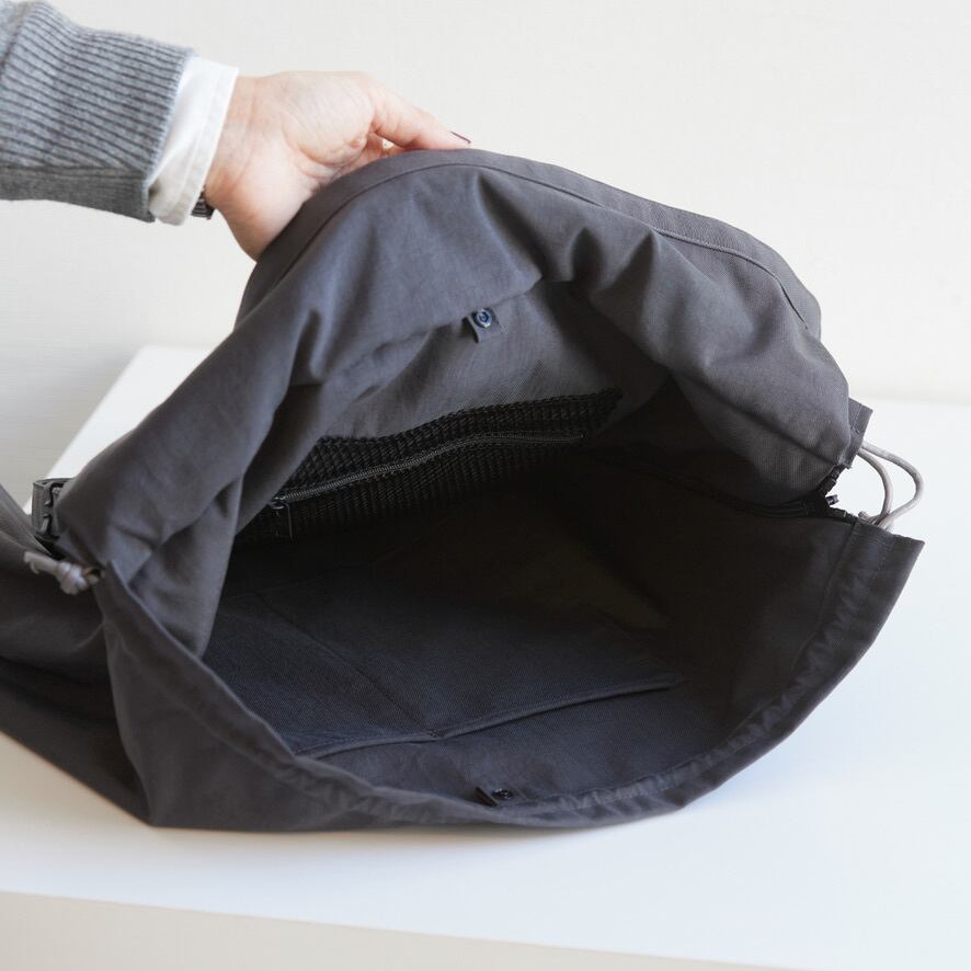 ERA(イーラ) /TAS BIG RED CROSS APRON BAG/グレー・ブラック