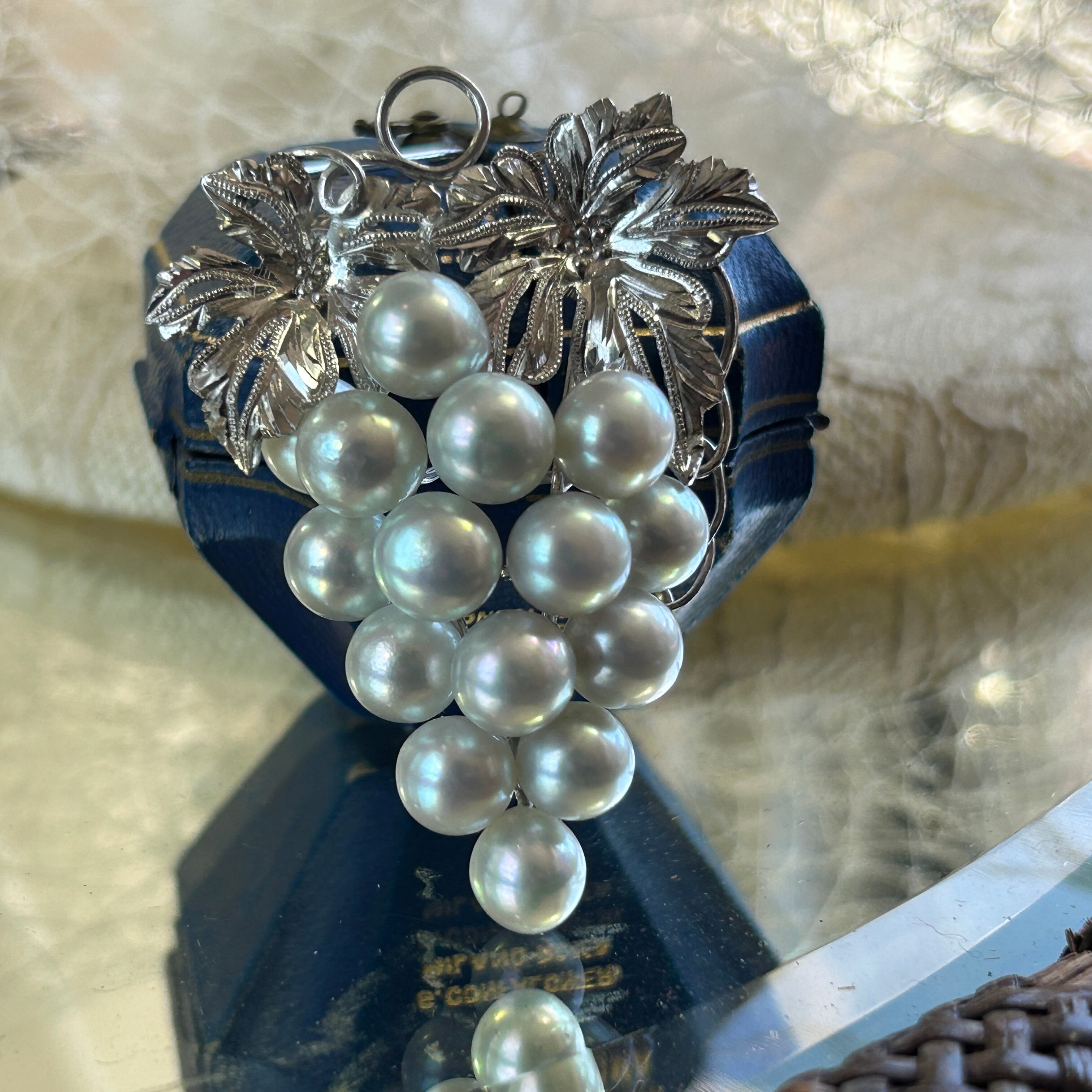 ヴィンテージ  シルバー系あこや真珠たわわ葡萄のブローチ