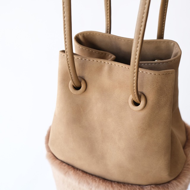 マットな質感とファーの組み合わせが上品な2WAYバッグ（2色）／フェイクファー★