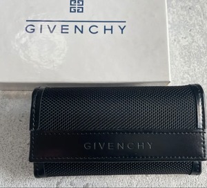 GIVENCHY 英字ロゴ型落し キャンバスレザー キーケース