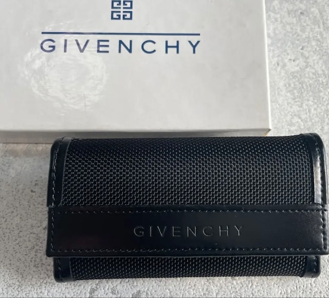 GIVENCHY 英字ロゴ型落し キャンバスレザー キーケース