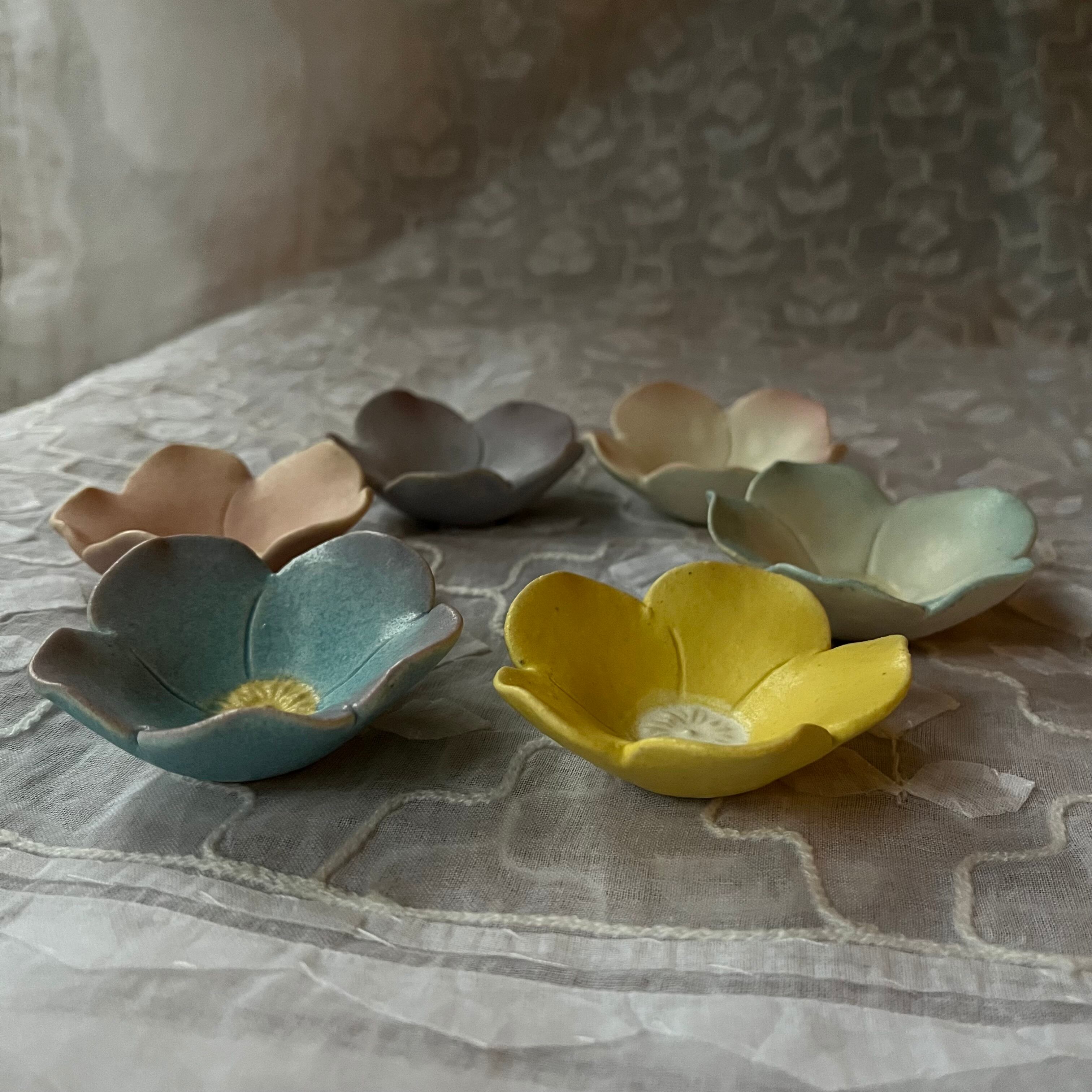 花豆皿(幅7cm)野の花 ホワイトピンク | TSUNE;田中恒子の器 オンライン