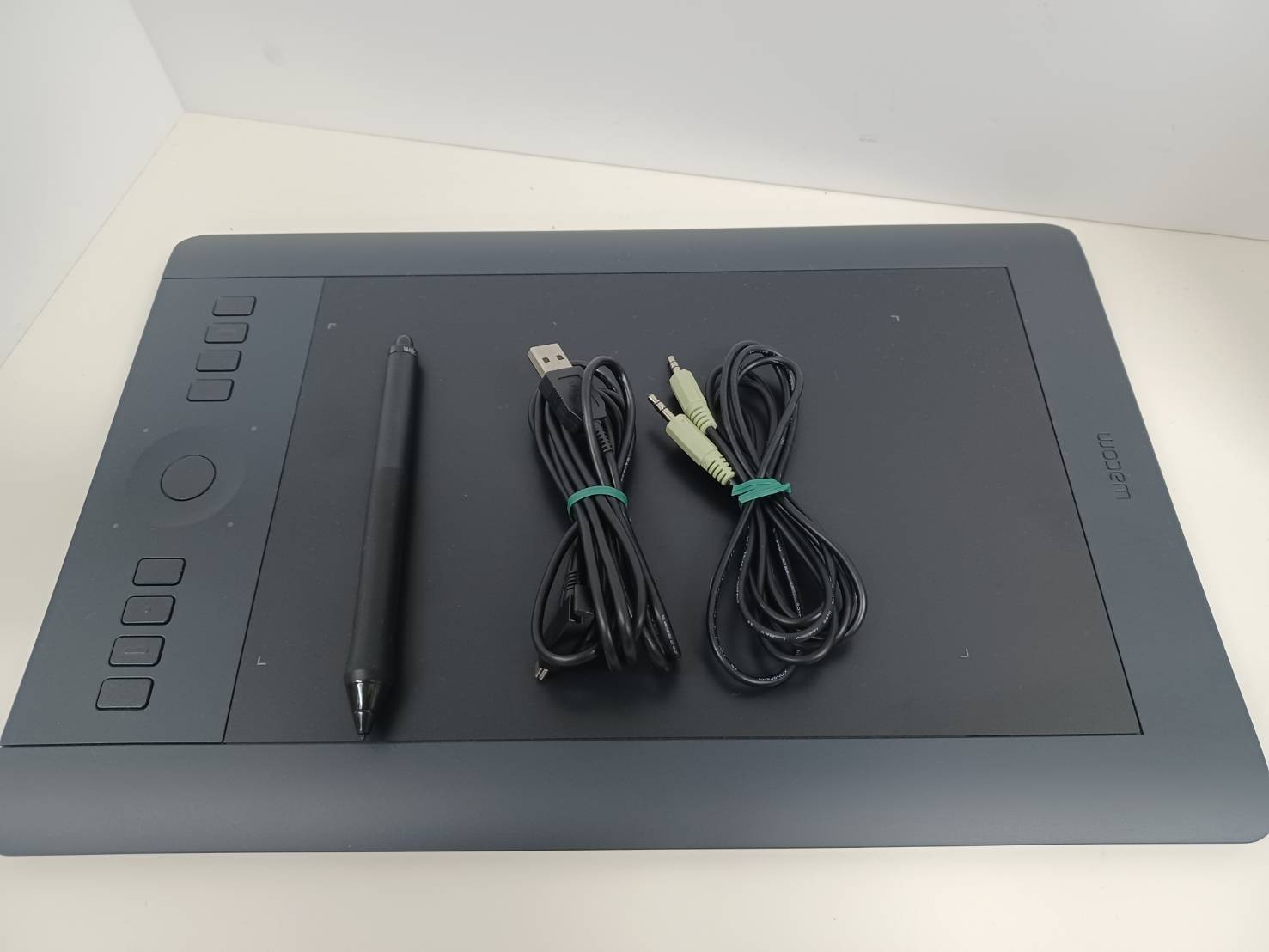 wacom Intuos pro medium ペンタブレット PTH-651/K | 中古