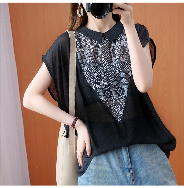 トップス レディース 送料無料 プリントシャツ プリントブラウス トライバル フォークロア 民族調 半袖 おしゃれ カジュアル スタイル 小顔見せ 着痩せ 体形カバー インスタ トレンド きれいめ かわいい エレガント かっこいい ブラック モノトーンナチュラル コットン 綿 ゆったり ゆる リラックス リゾート 旅行 お出かけ  大人かわいい プラスサイズ ラージサイズ L XL 襟付き ブラウス  透け感 上品 フレンチスリーブ 薄手 夏 サマー 切り替え 後ろ開き バックボタン