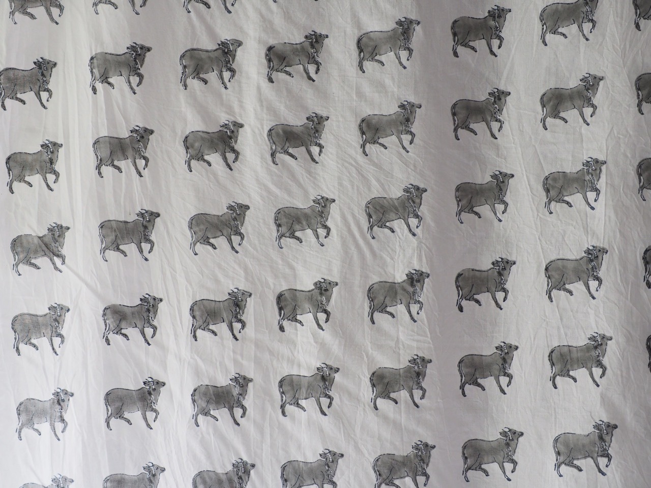 block print fabric a98 小さい牛B