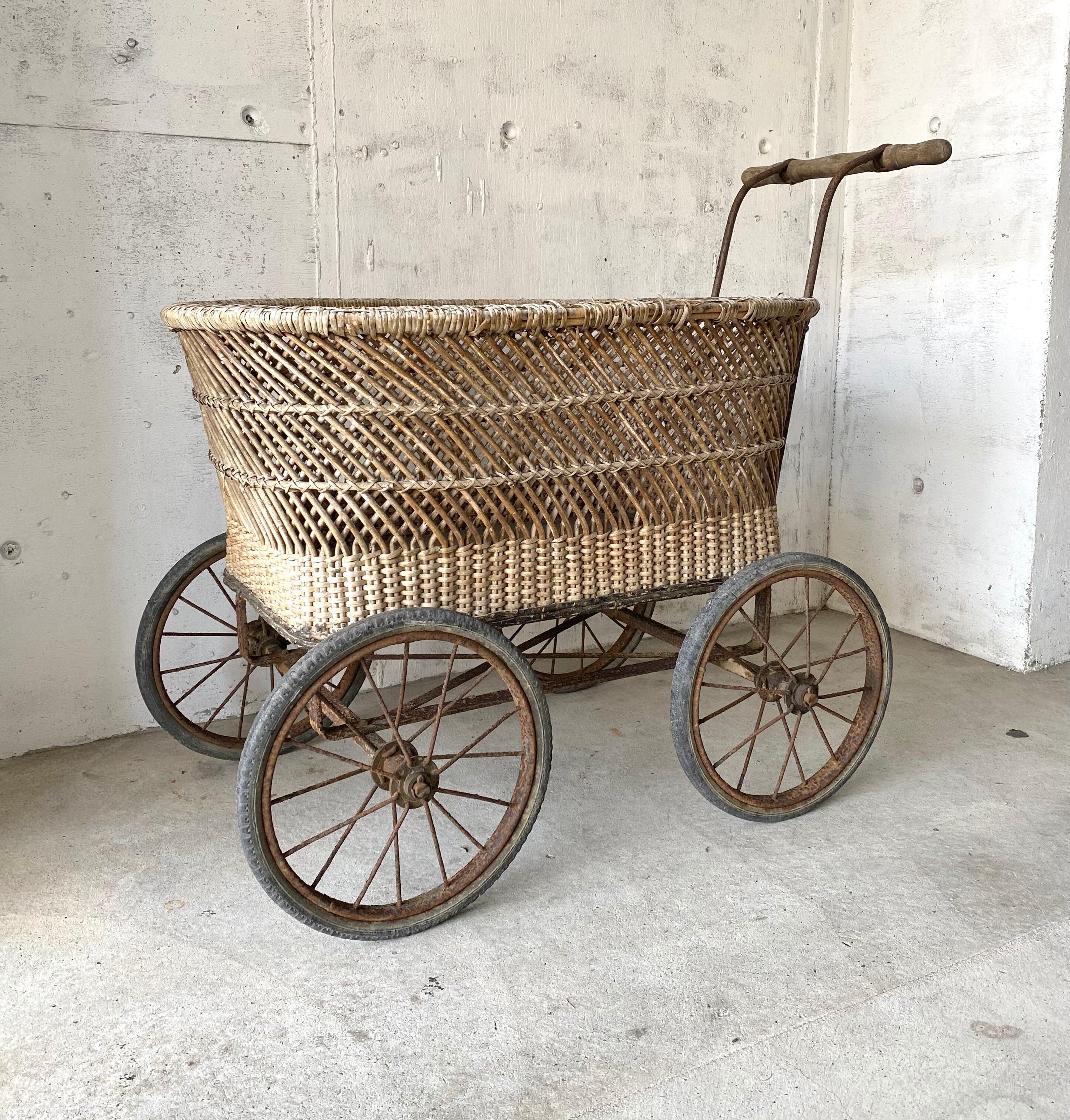 りんりん　シャビーシック　乳母車　花籠　店舗什器　ヴィンテージ　古道具 シャビーな乳母車[古家具] | giraffes craft