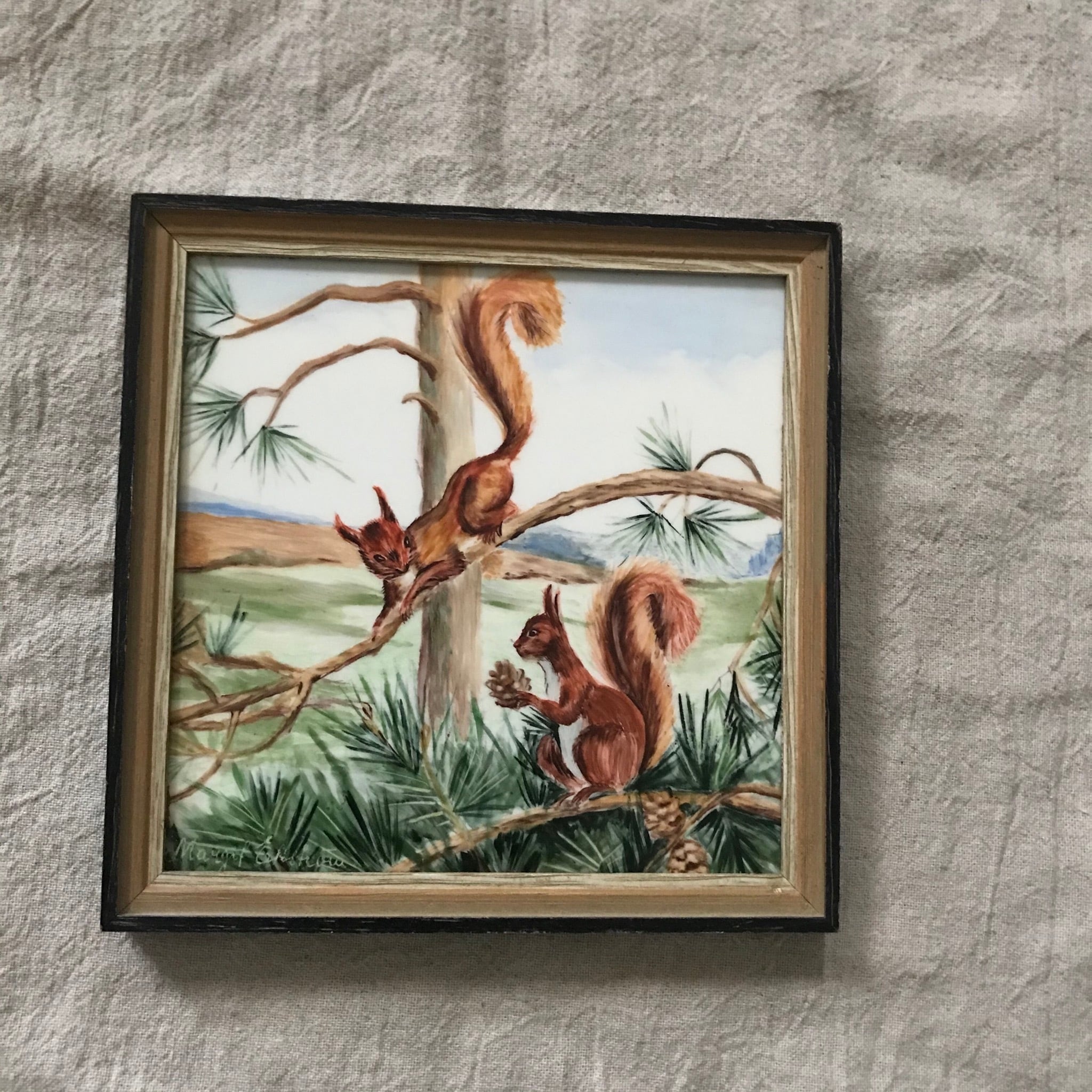 手描きのリスのタイルの壁飾り