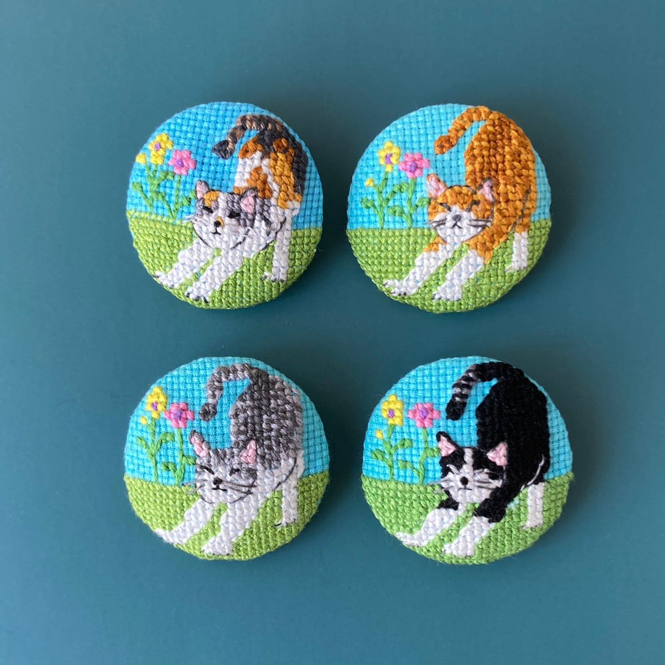 のびネコシリーズ2キジトラの手刺繍(クロスステッチ）ブローチ