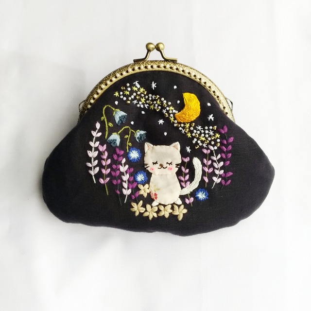 「夜空の猫の夢」刺繍ポーチ　星空のがま口　プレゼントにも【受注制作】