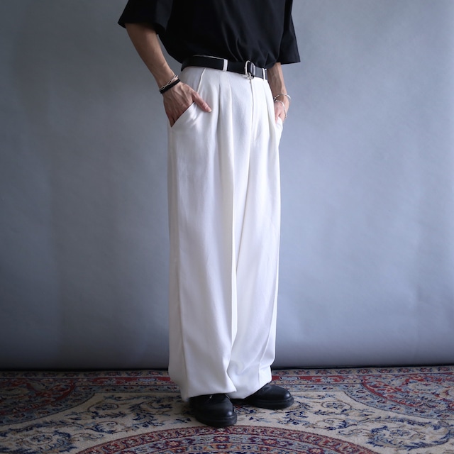 2-tuck tapered silhouette off-white wide slacks