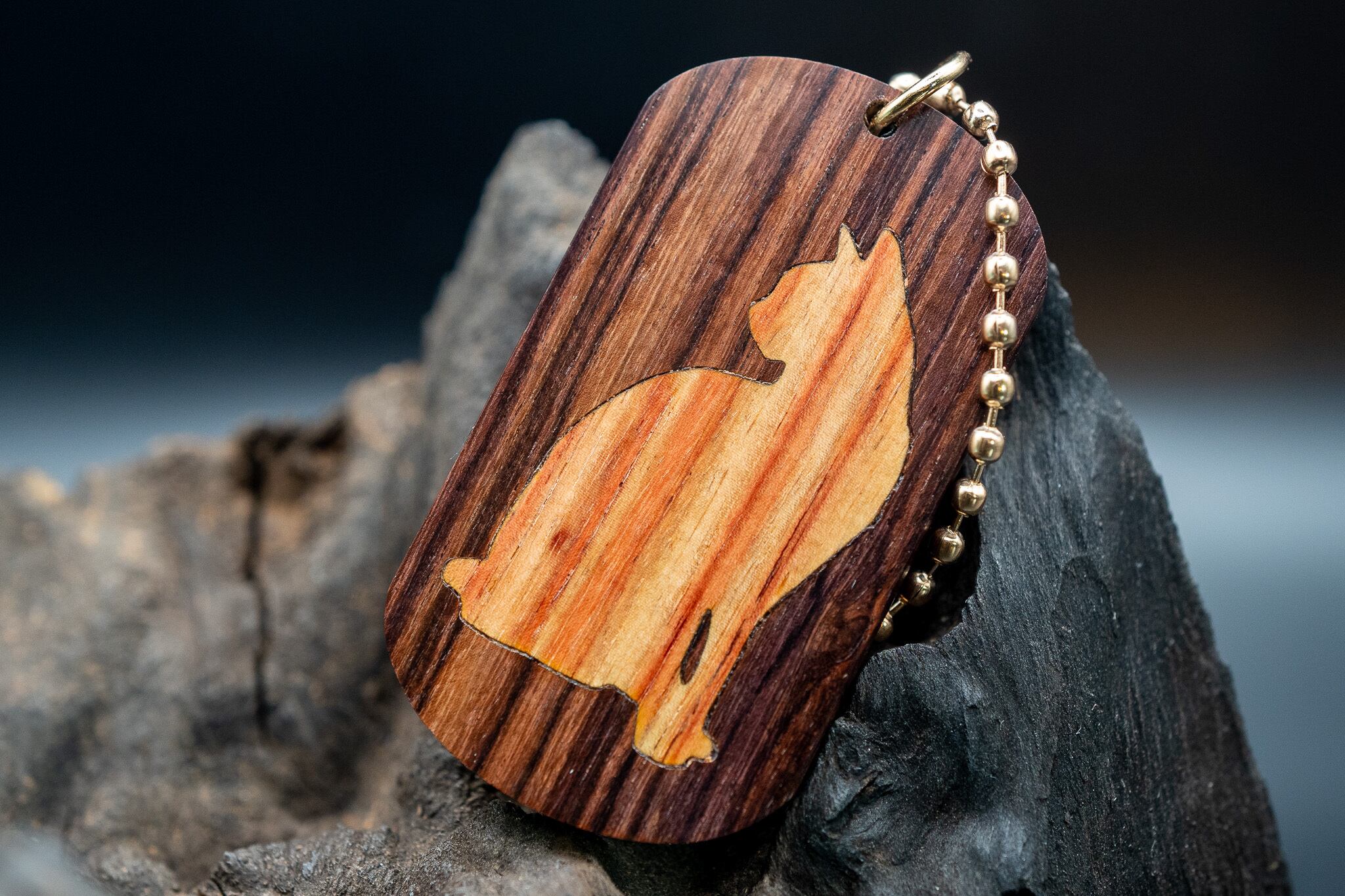 【王室御用達 】キングウッド ドッグタグ象嵌 優雅に座る猫