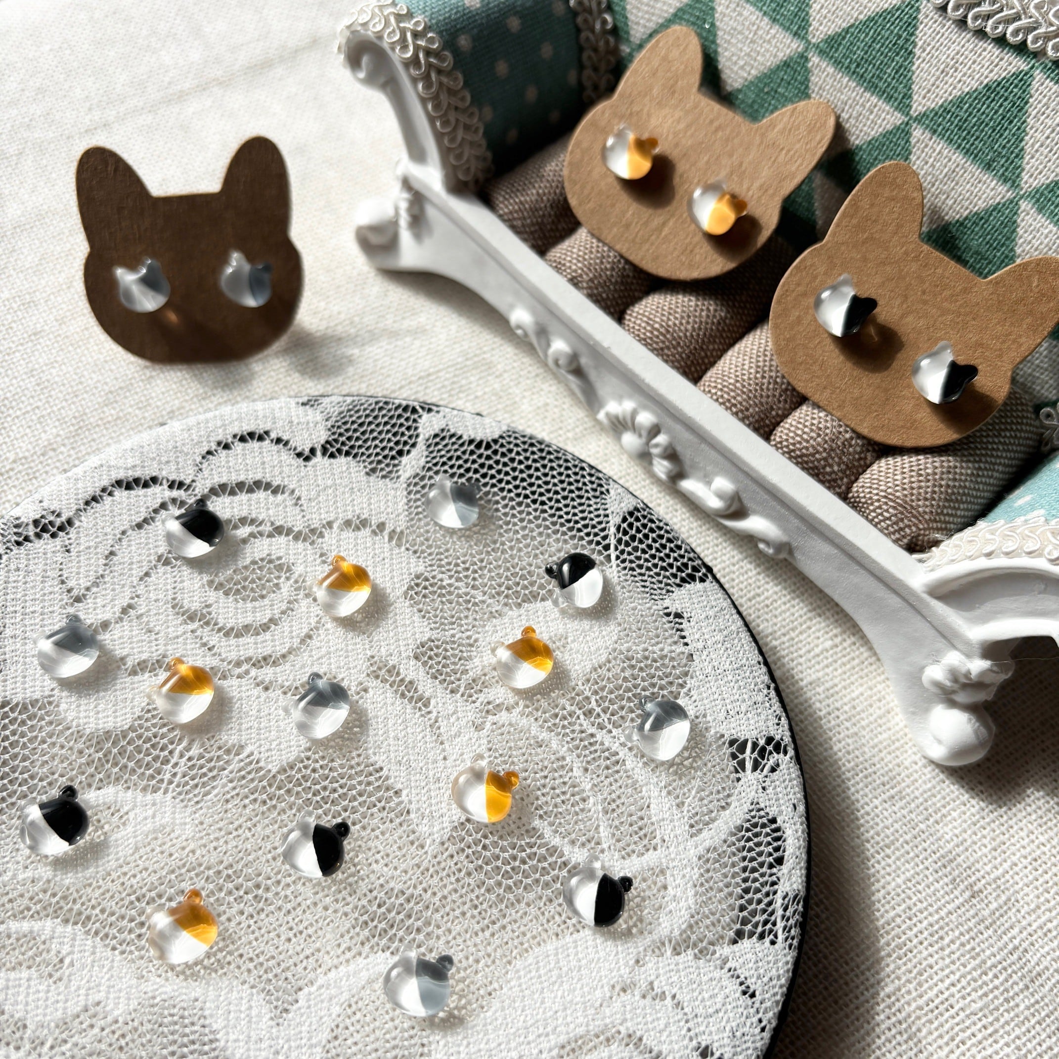 ガラスのグレー×白ぶち猫 小粒 シンプルピアス／イヤリング | 猫