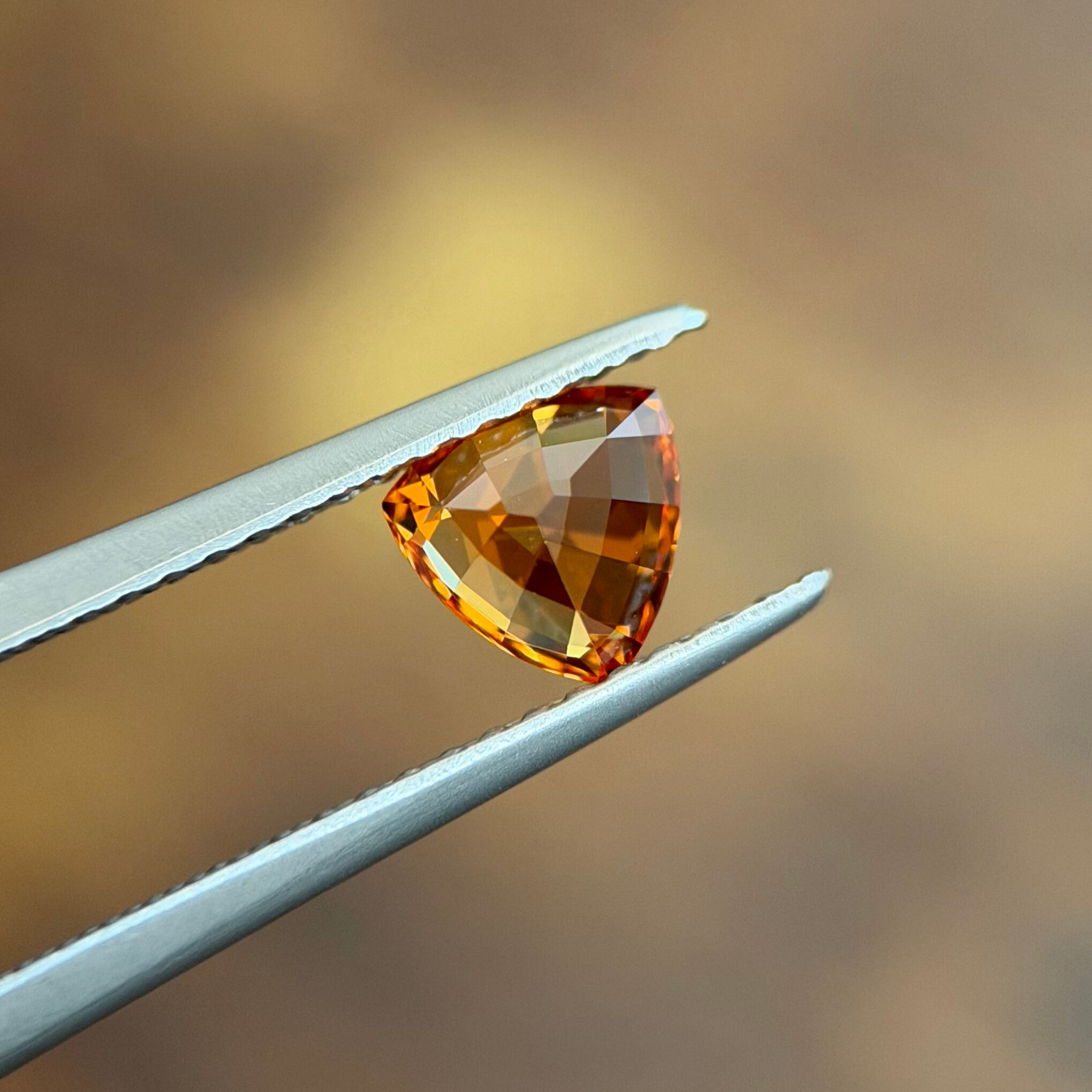 マンダリンガーネット 5.5x5.5x3.6mm, 0.82ct, ナイジェリア産
