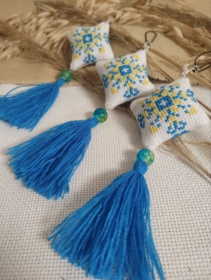 UA.Designerオリジナル手刺繡キーホルダー　ウクライナ