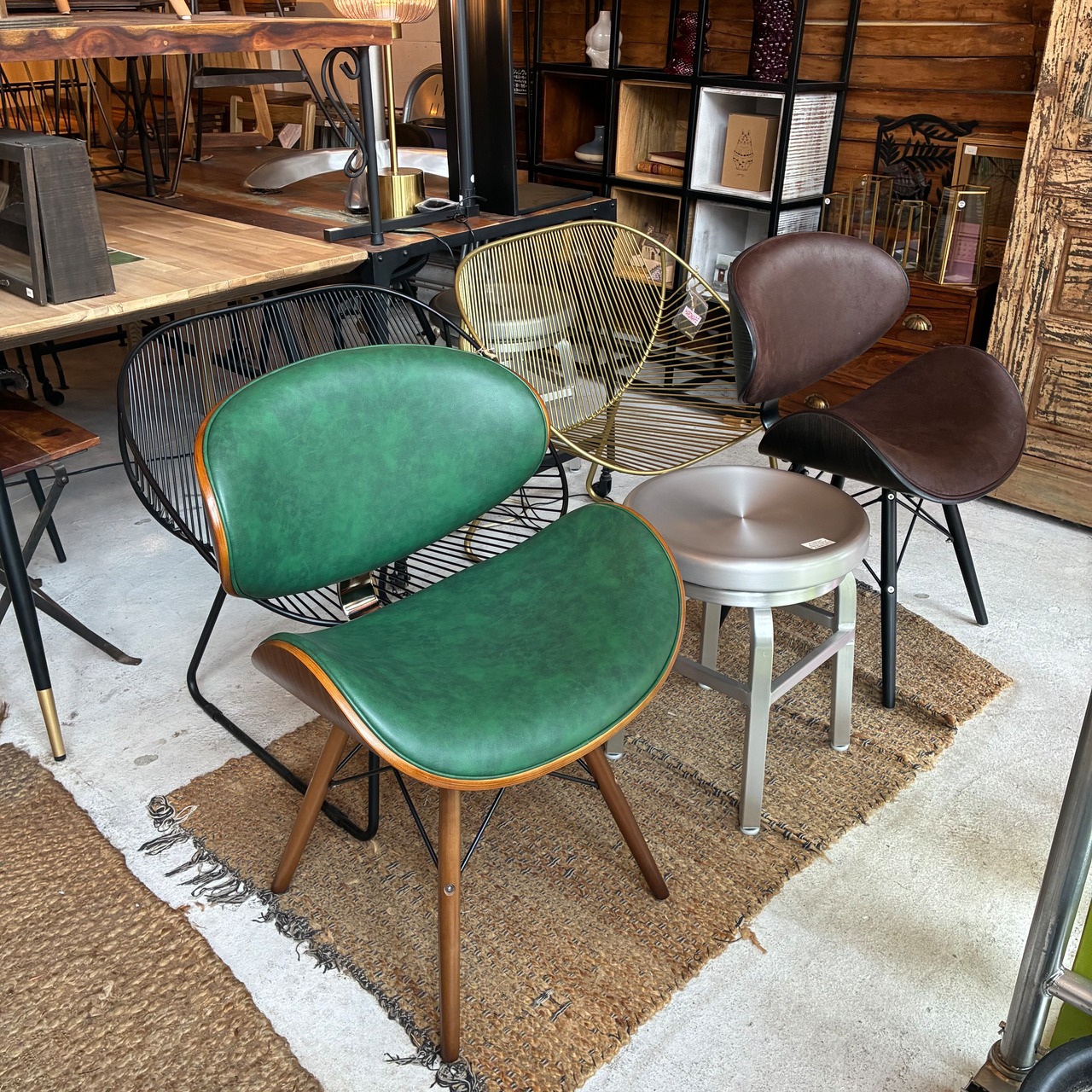 Oak & Leather Round Back Chair　オーク＆レザーラウンドバックチェア　ダークブラウン　椅子　PUレザー　1人掛け用　リビング　キッチン　ダイニングチェア　ミッドセンチュリー