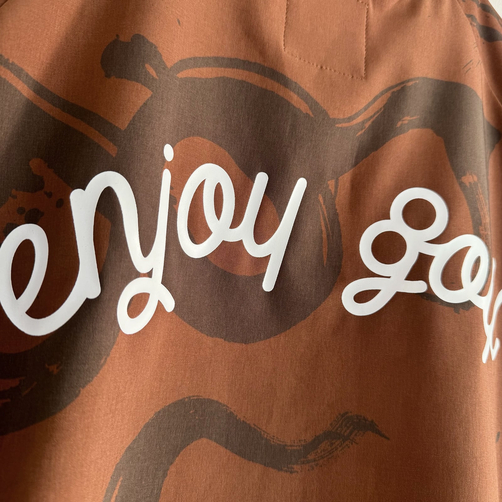 CALLIGRAPHY PATTERN S/S PISTE -BROWN- | 8G SHOOT WEBSTORE