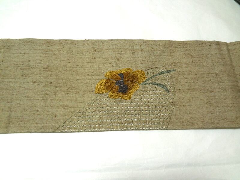 灰色と薄柳色の紬地　スワトウ相良刺繍　名古屋帯 灰色と薄柳色の紬地 スワトウ相良刺繍 名古屋帯 | アンティーク