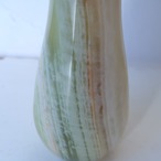 グリーンとホワイトの石の花瓶