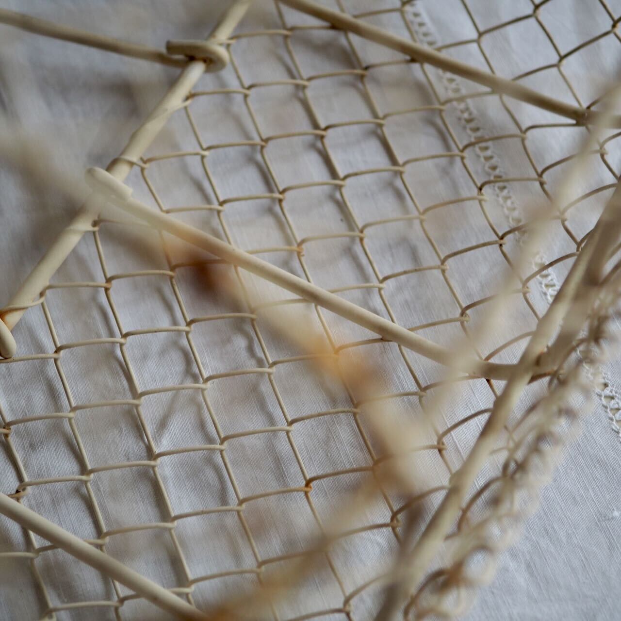 アンティークのアイアンバスケット | ヴィラモンローズ