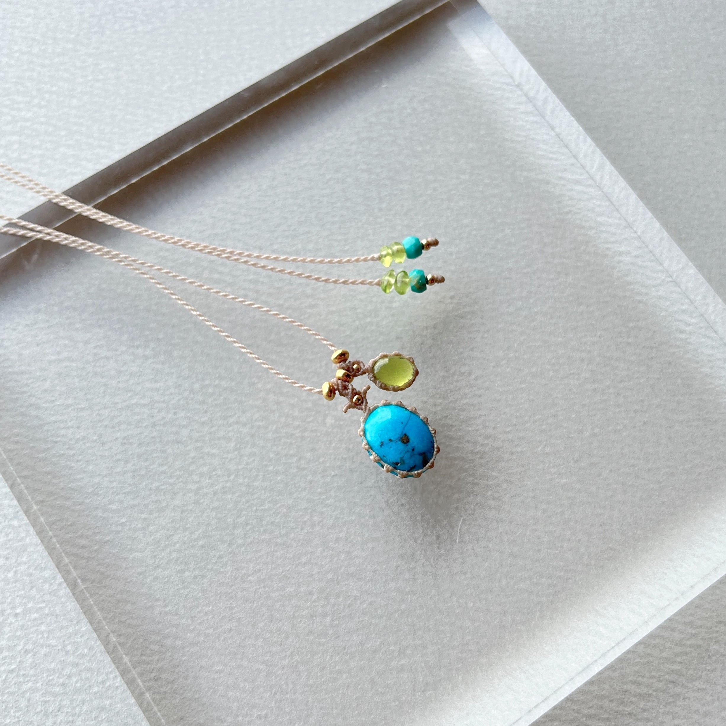 ペルシアンターコイズとペリドットのマクラメ編み 天然石ネックレス