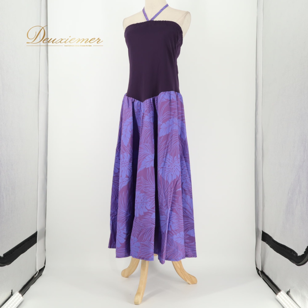 フラダンス 衣装 ALOHA FABRICS アロハファブリック ワンピース ドレス パープル系 モンステラ柄 植物柄 ハワイアンプリント ハワイアン アロハ フラ ダンス レッスン 練習 ハワイアンダンス フレアスカート リボン 紫 青 ブルー系 華やか かわいい おしゃれ 上品 大人っぽい ダンス衣装 練習着 レッスンウェア