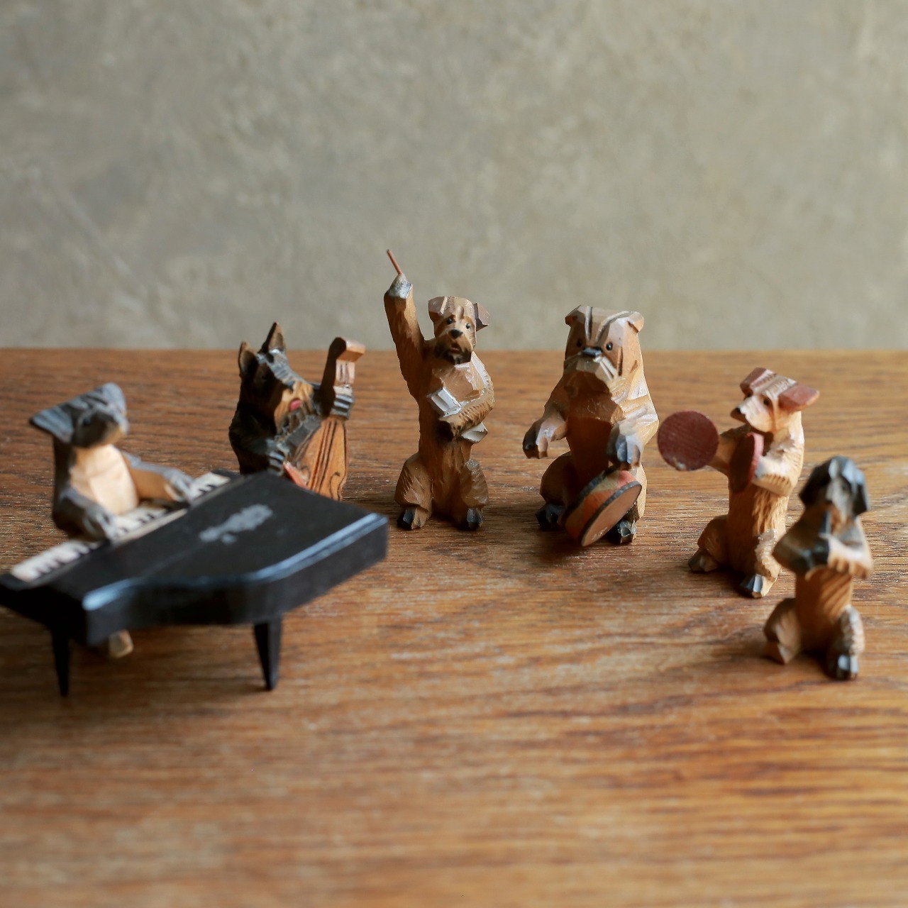 真剣な眼差しで演奏する、小さな犬の音楽隊