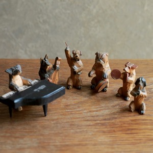 真剣な眼差しで演奏する、小さな犬の音楽隊