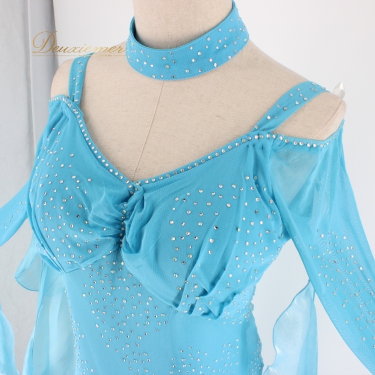 社交ダンス 衣装 スタンダード ドレス ワンピース パーティドレス 水色 prima boutique プリマブティック フロート ブルー系 長袖 ライトブルー シルエット 二重スカート ボリューム 動き 見せる ホースヘア ラインストーン 揺れる フロート ふんわり