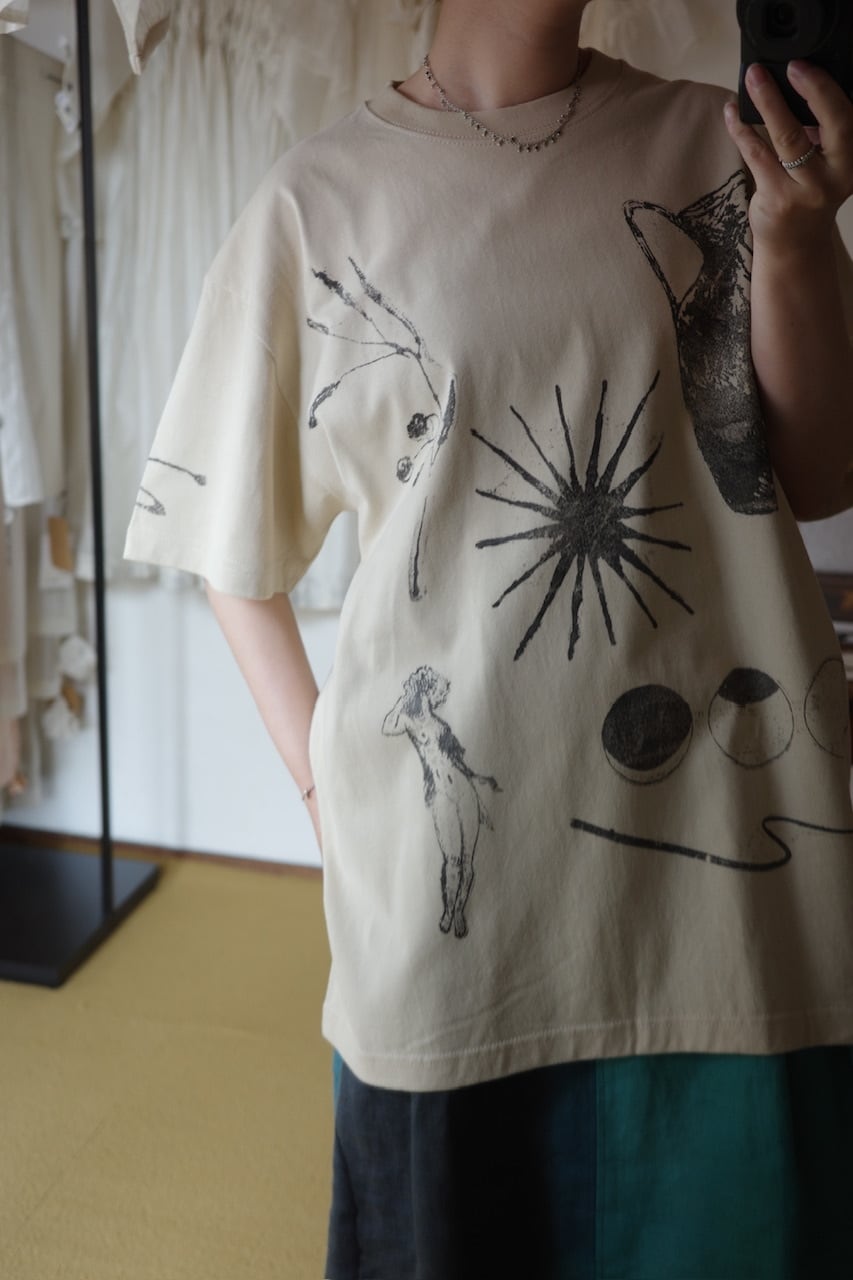 即納】physis block-printed Tshirt / sand beige | physis (ピュシス)
