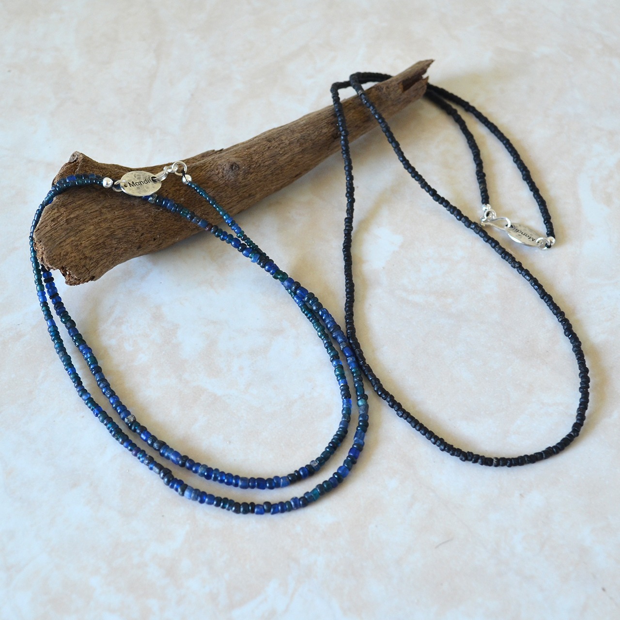 Mandi/マンディ Small A.Beads Necklace(60cm)(Navy/Black)