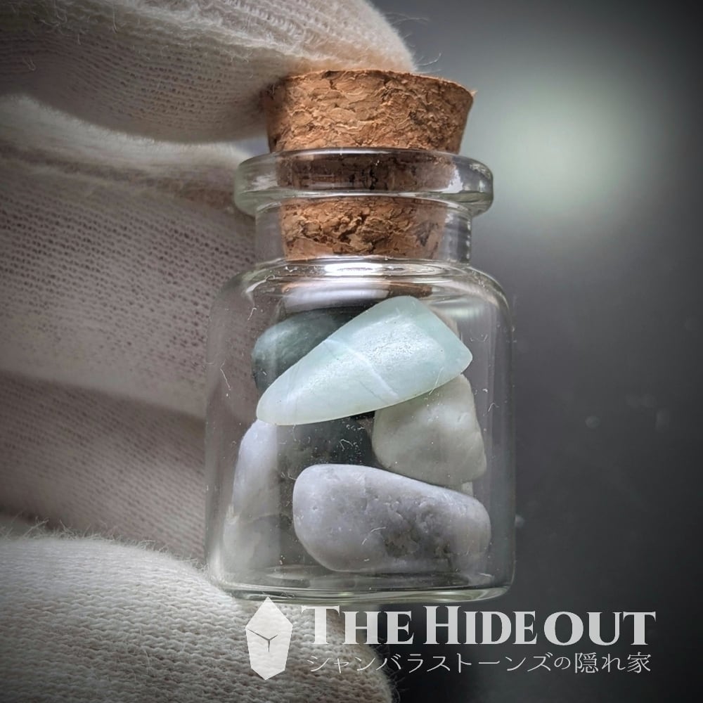 日本国産鉱物標本042 新潟県糸魚川市青海海岸産糸魚川翡翠 小瓶に