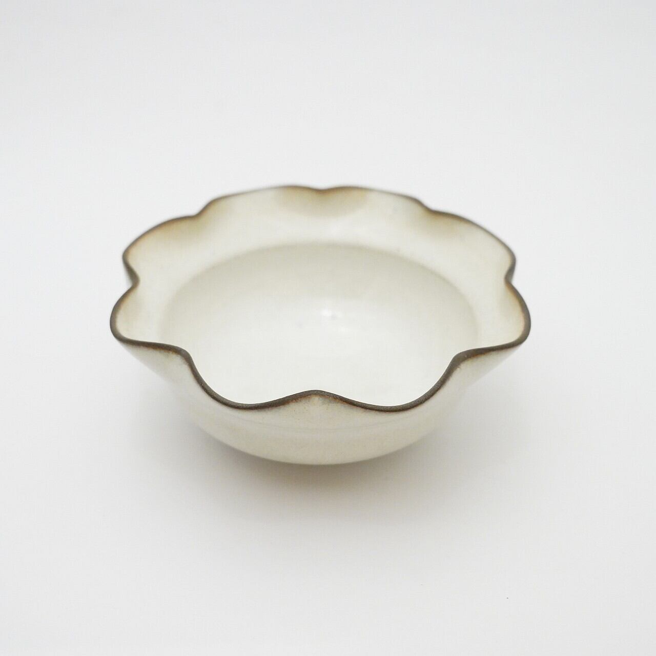 【西 歩希】黒土輪花小鉢 10