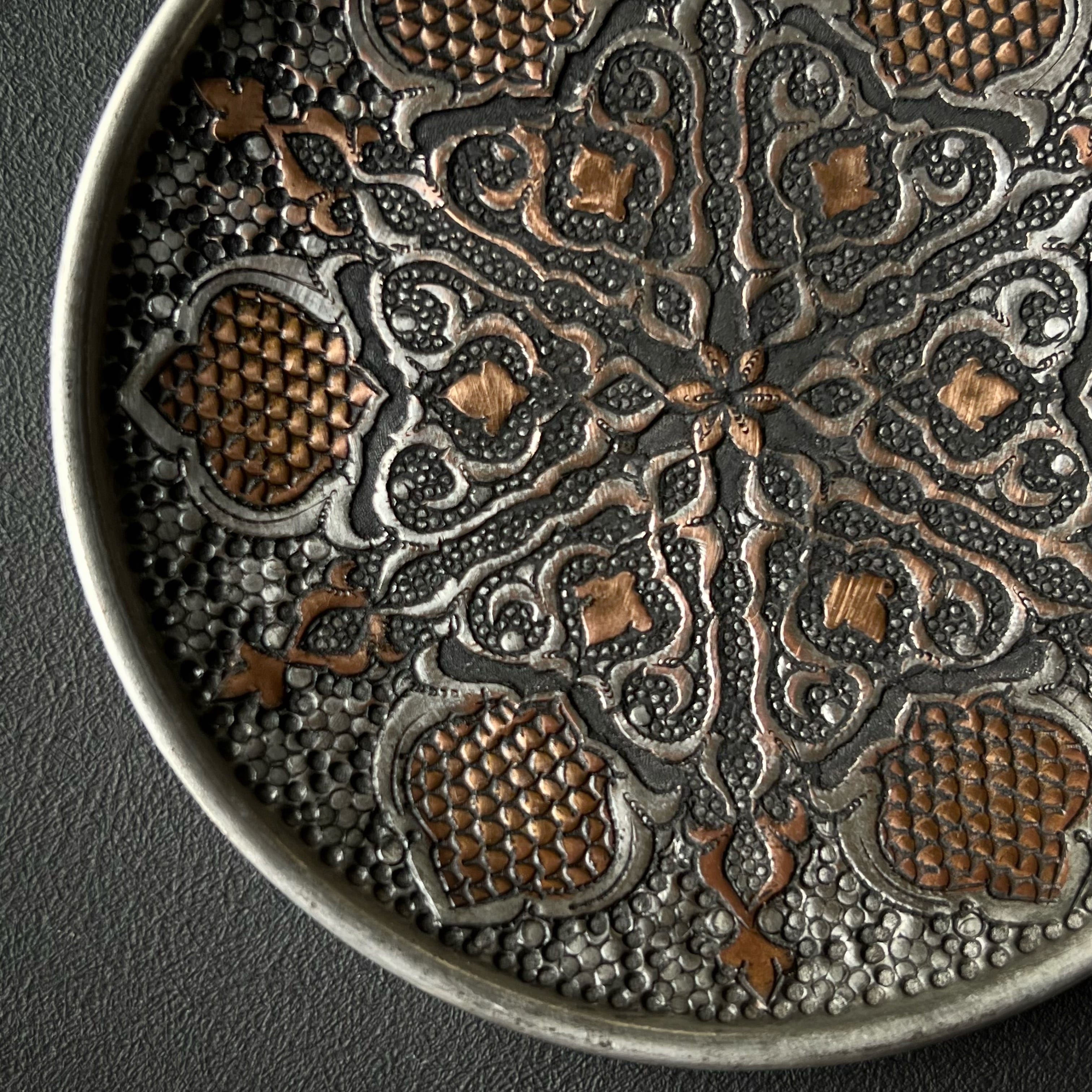 ペルシャ飾皿 金属製花模様皿 直径約20cm ケース付き アンティーク レトロ ペルシャの銅皿(ガラムザニー)メッキ仕上げ Φ15cm 飾り皿