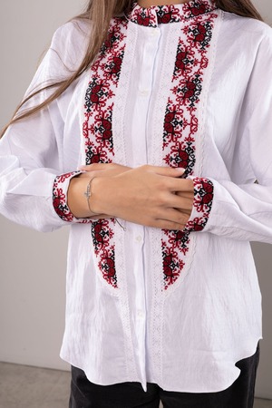 ウクライナ刺繍ヴィシヴァンカ クロスステッチ　手刺繍　ブラウス　麻　レディース・フリーサイズ