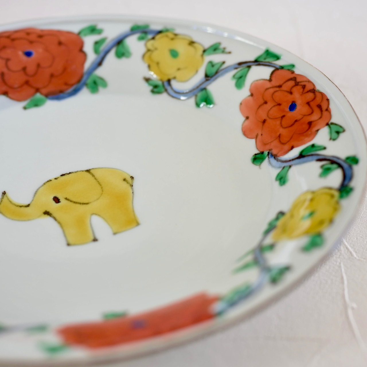 村田菜穂美作 「リム楕円盛皿　鉄絵　花唐草ぞうさん」［2104130000751］