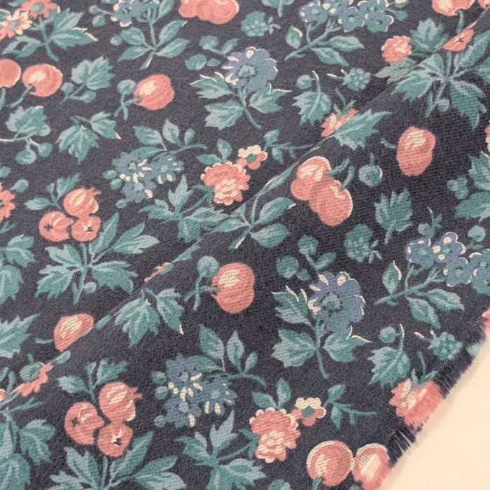 リバティ・ファブリックス ●エアリーコット生地● Babette バベット ネイビー地/ピンク実 約108×50cm