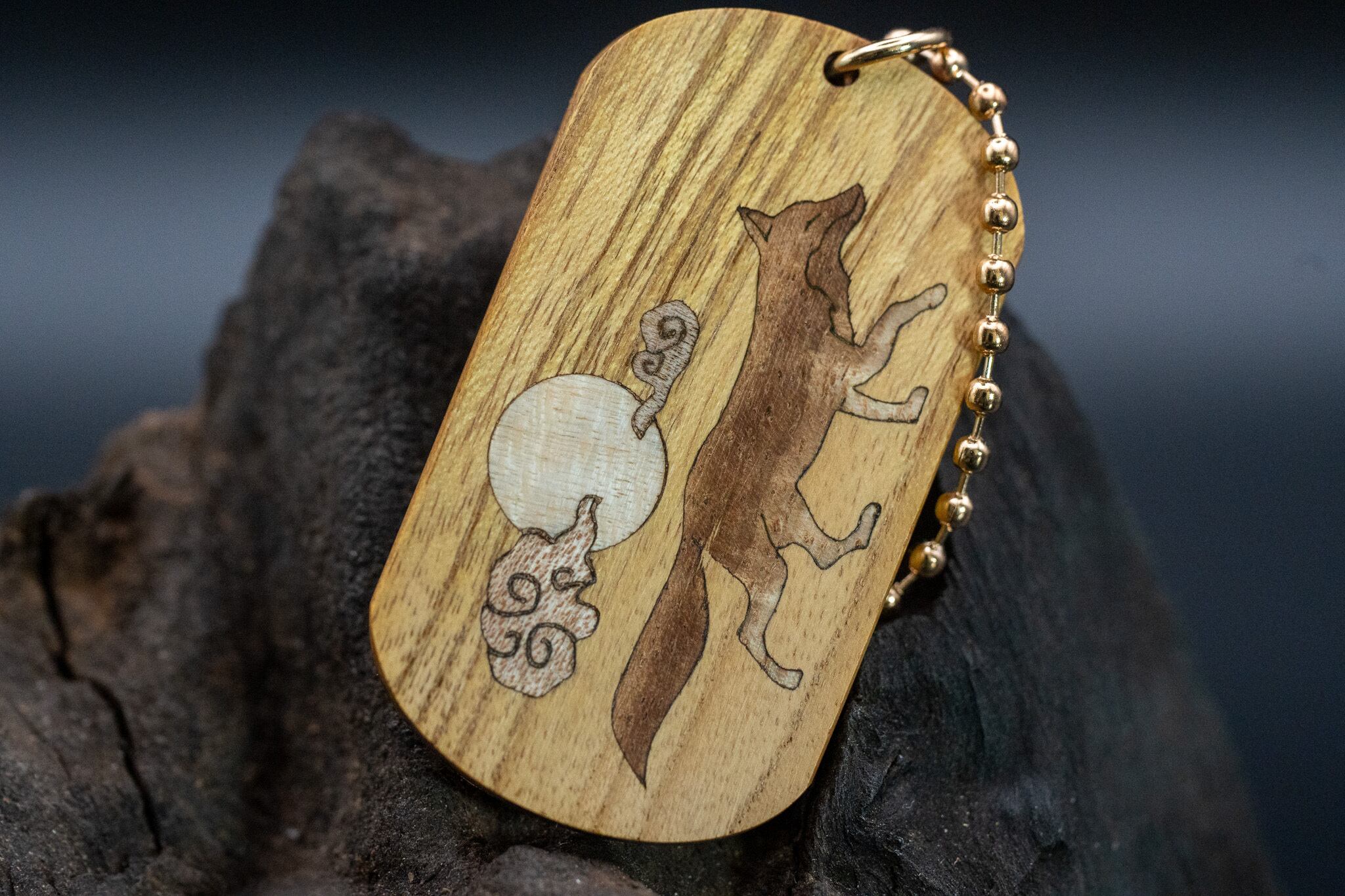 【黄金の木】 御蔵島 金桑 ドッグタグ 象嵌 十五夜きつね