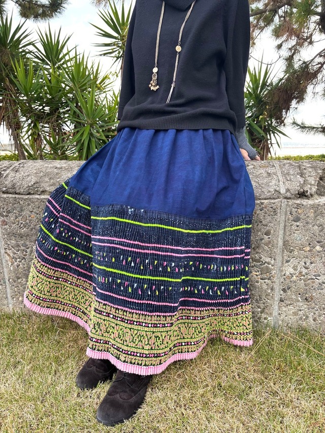 タイ モン族スカート 068 ピンク ロング 裾ボリューム 贅沢に巻きスカート1枚使用 藍染布 手刺繍 bamiオリジナルパターン