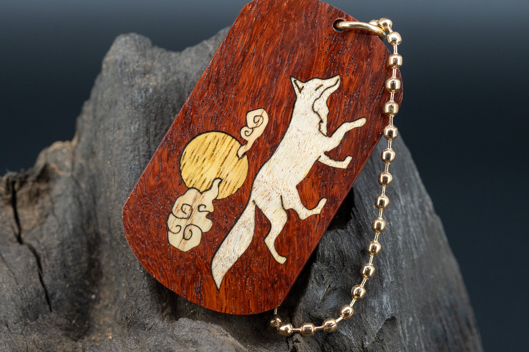 【朱色の銘木】 本花梨瘤 ドッグタグ 象嵌 十五夜きつね