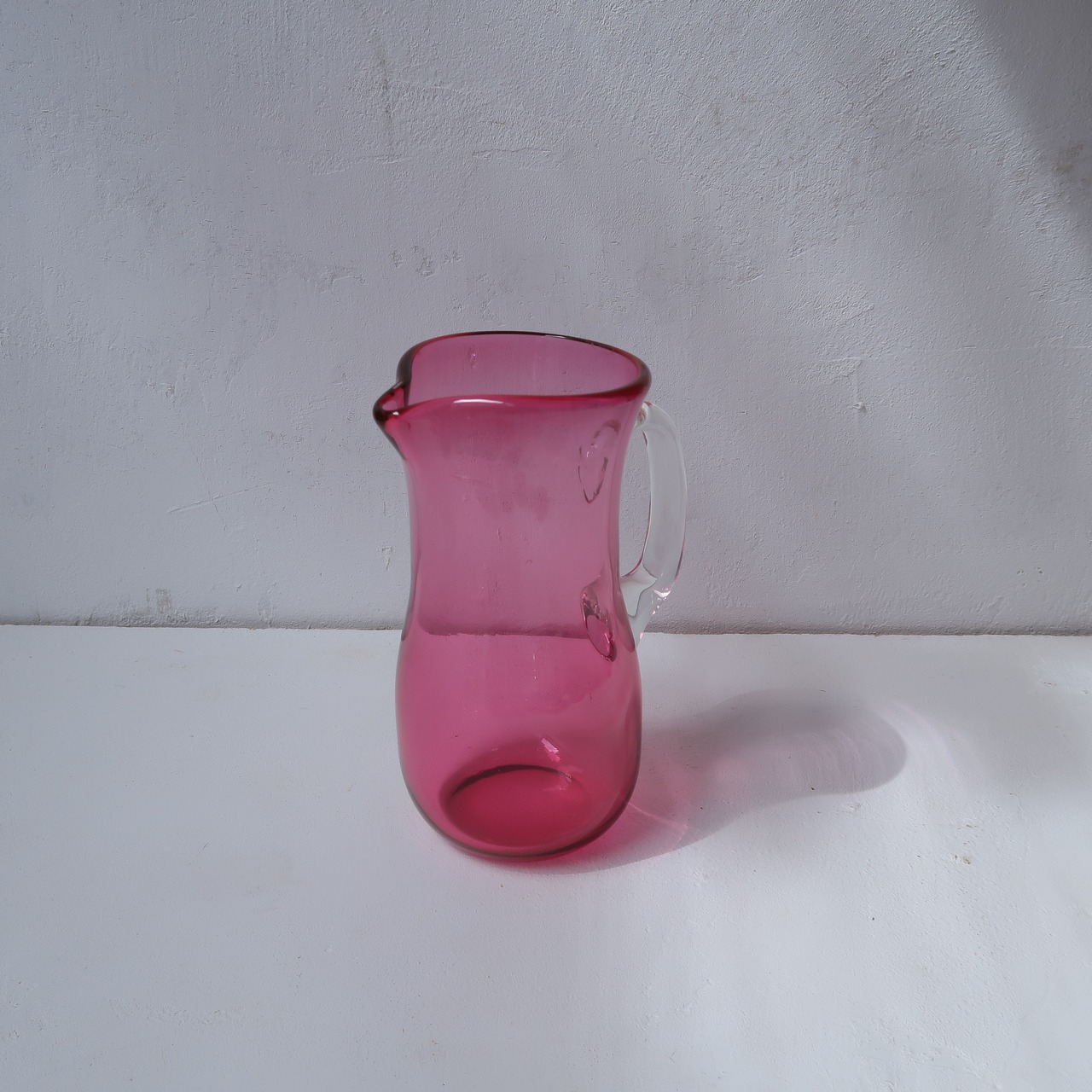 ビビッドピンクの水差し