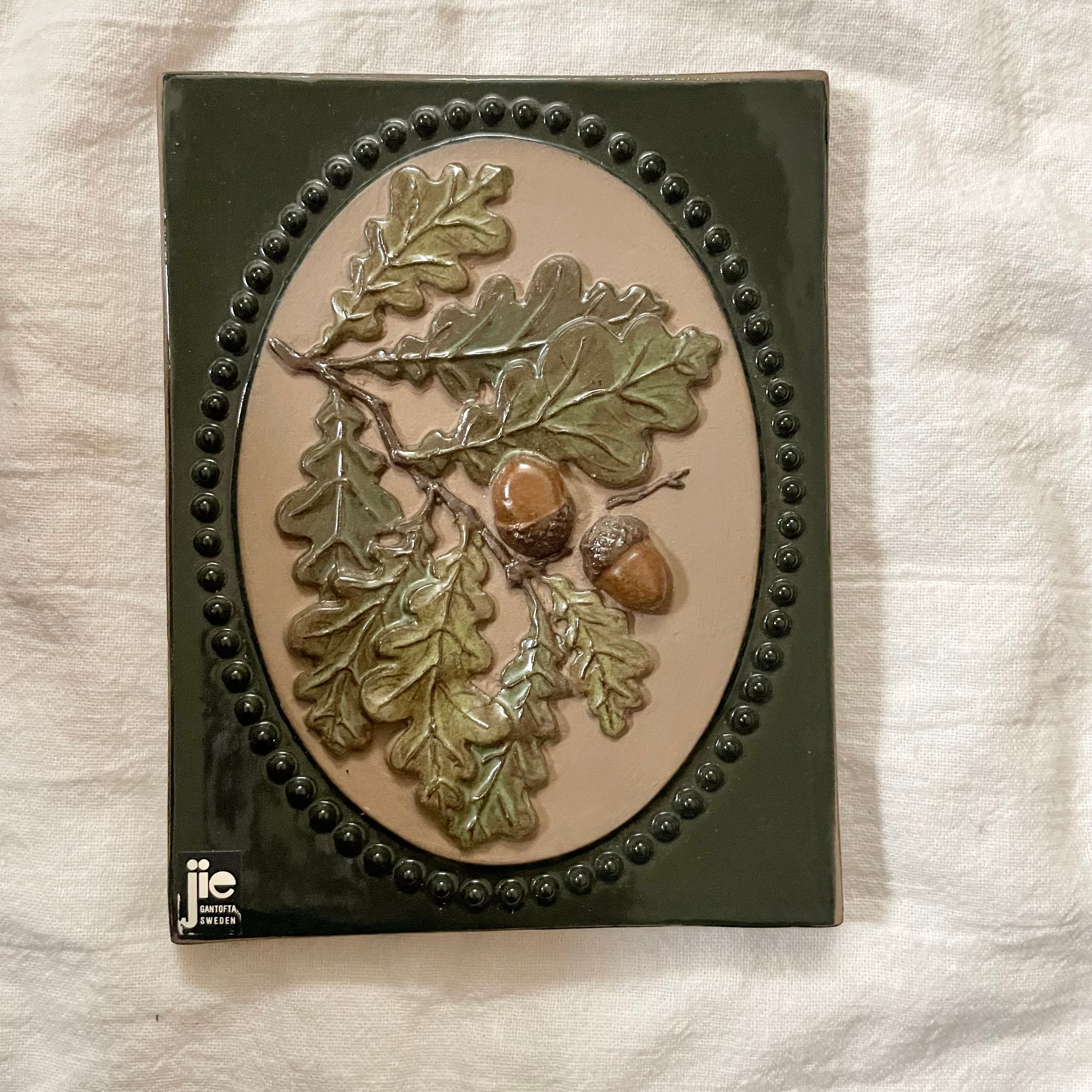 どんぐりの陶板