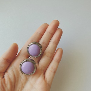 Vintage silver tone purple plastic cabochon earrings　ヴィンテージ　シルバートーン　パープル　プラスチック　カボション　イヤリング