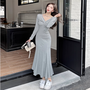 【送料無料】 ロングワンピ 2色 マーメイド マキシ 長袖 Vネック Aライン フレア くしゅくしゅ感 タッグ 薄手生地 可愛い 大人可愛い きれいめ シンプル カジュアル コンサバ 大人 おしゃれ お洒落 主役級 こなれ感 高見え ガーリー 無地 オールシーズン シーズンレス レディース 女性用 ママ 20代 30代 40代 デート お出かけ 女子会 お呼ばれ 休日 お茶会 授業参観 着回し 普段使い ファッション コーデ スタイル 楽ちん 体型カバー 定番 着痩せ ブラック グレー モノトーン