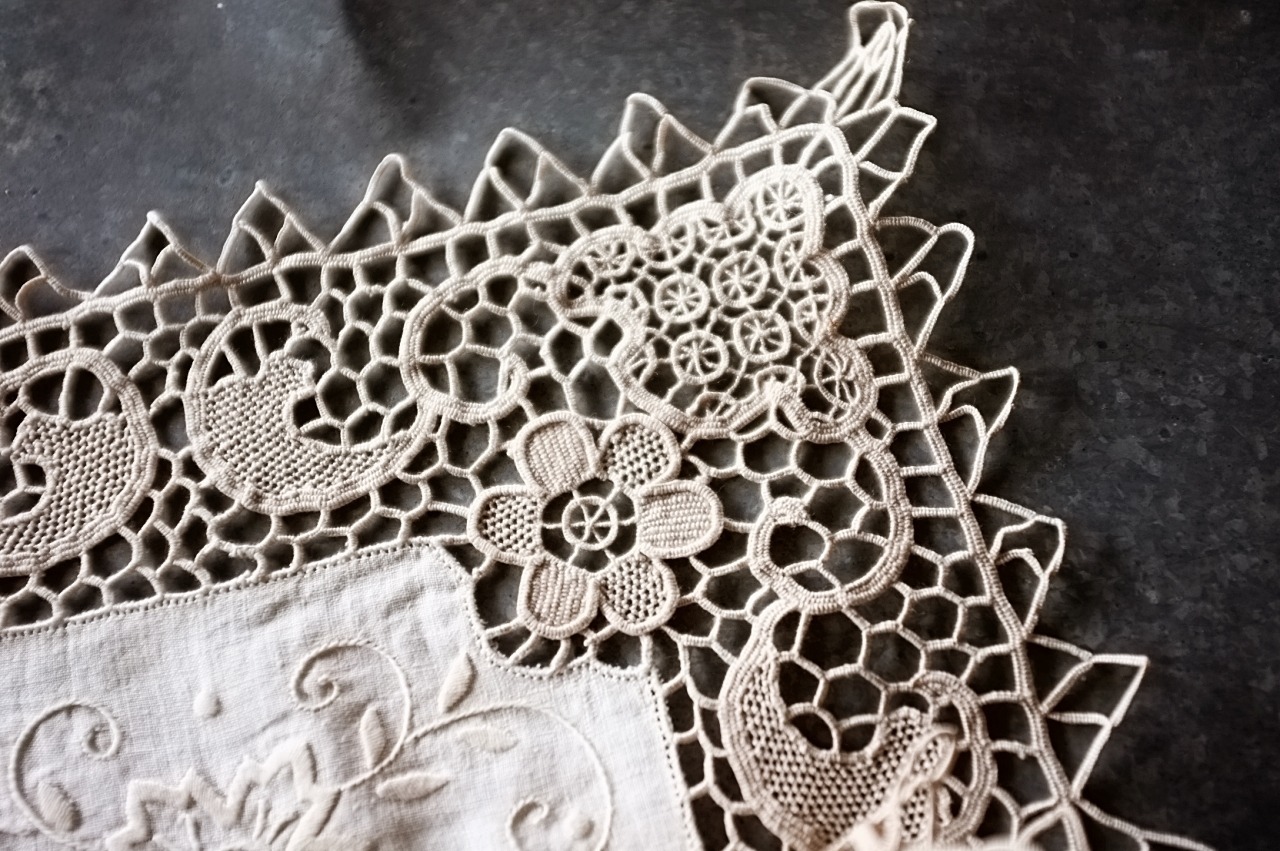 フランス リネン 47c セピアの庭園とヴェネチアンレーステーブルセンター アンティーク