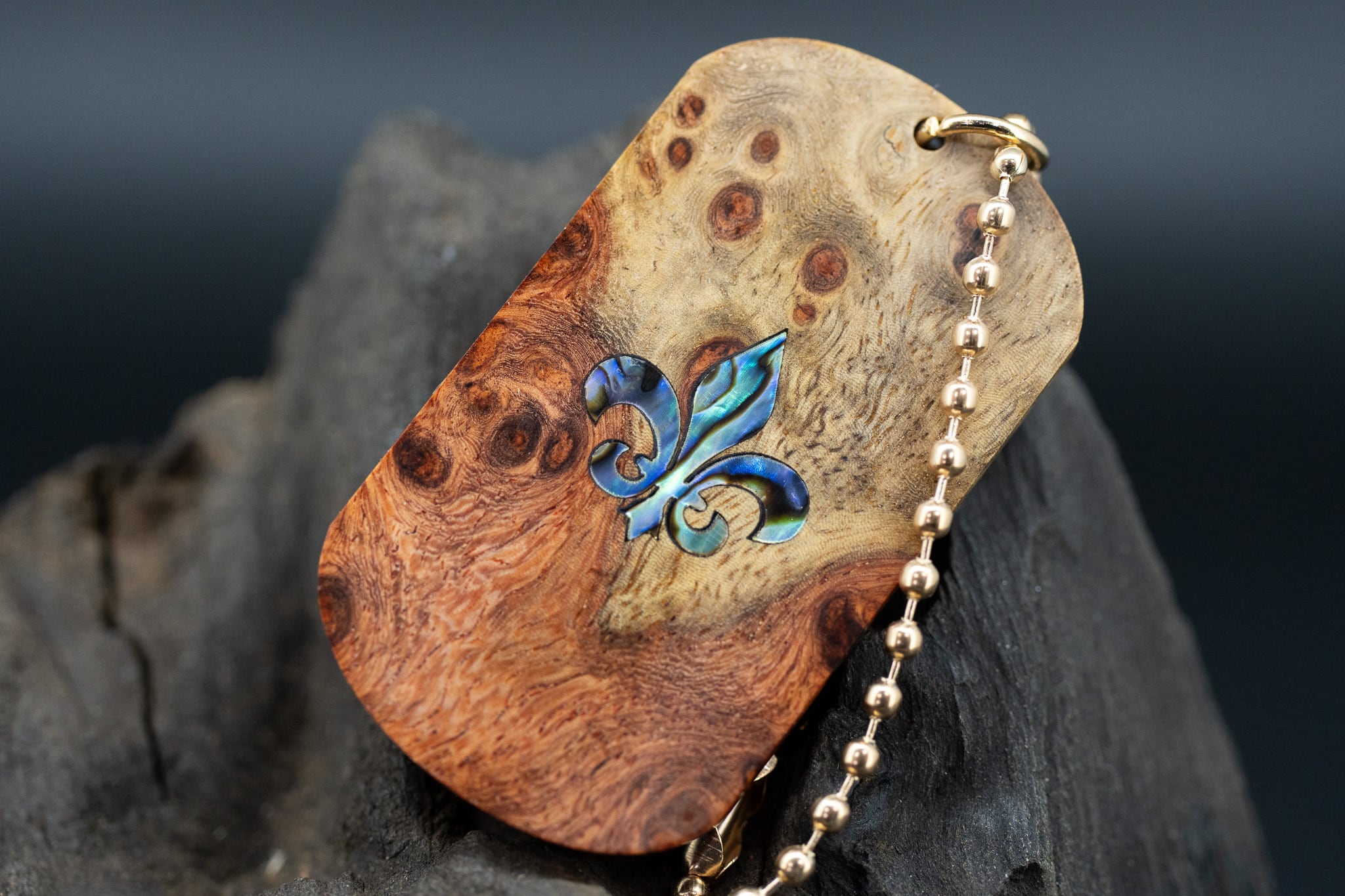 【朱色の銘木】 本花梨瘤 紅白 ドッグタグ 象嵌 フルールドリス