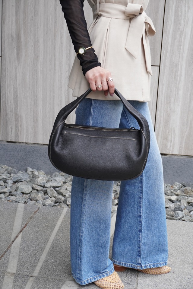 miu miu ミュウミュウ ショルダーバッグ ブラック ロゴ型押し レザー ホーボーバッグ vintage ヴィンテージ オールド 438w43